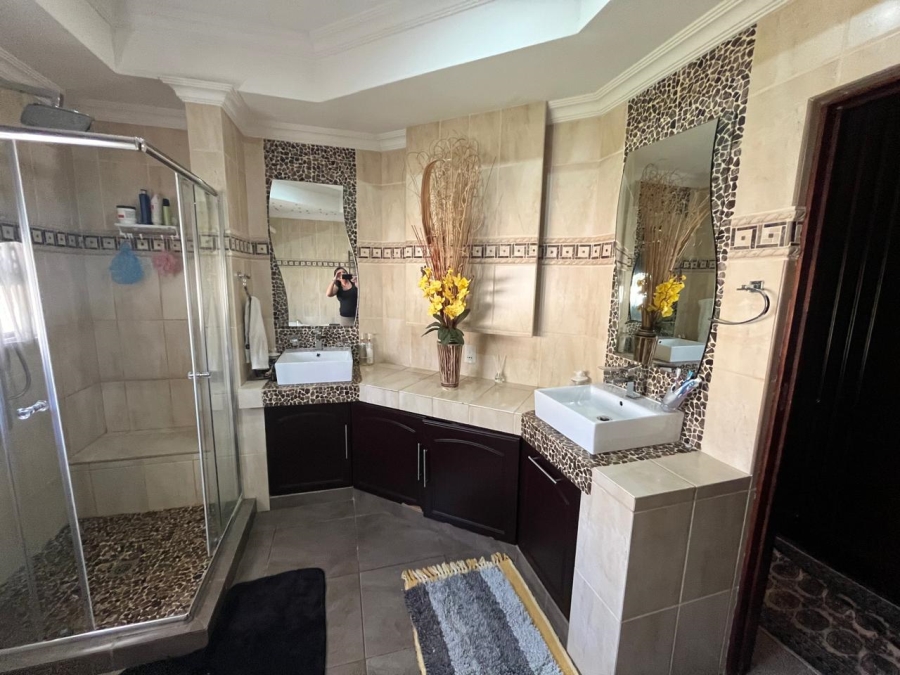 5 Bedroom Property for Sale in Christiana North West